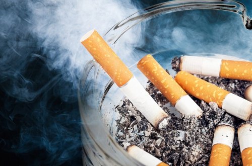 İndoneziyada siqaret çəkməklə bağlı yaş həddi artırılıb