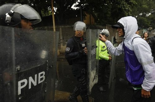 Venesuelada etiraz aksiyaları zamanı 80-dən çox əsgər və polis yaralanıb