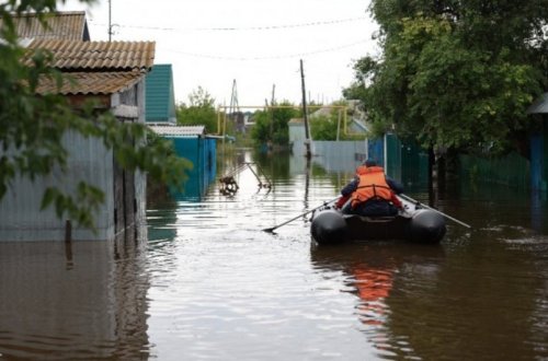 Rusiyanın Çelyabinsk vilayətində yağan yağışlar səbəbindən yüzlərlə ev su altında qalıb