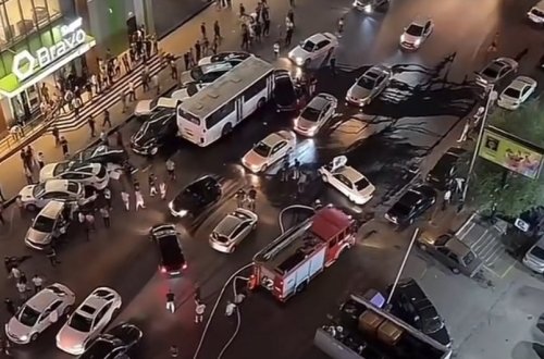 Bakıda sərnişin avtobusu 10-dan çox maşını əzib, biri yanıb - VİDEO - YENİLƏNİB