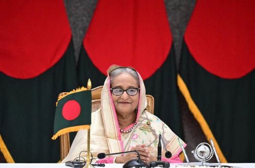 Banqladeşin baş naziri ölkəni tərk etdi