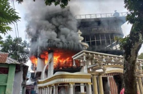 Banqladeşdə deputatların evləri yandırıldı - Ölənlər var