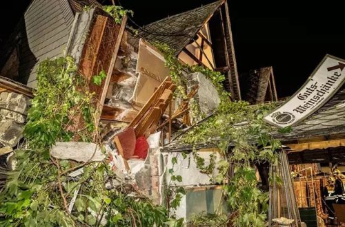 Almaniyada otel çöküb: 1 ÖLÜ, 8 YARALI	