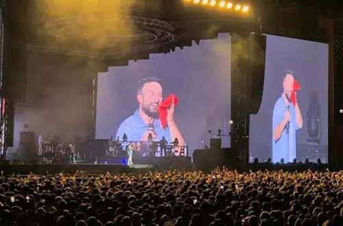 Tarkan tərli dəsmalını pərəstişkarlarına atdı - VİDEO