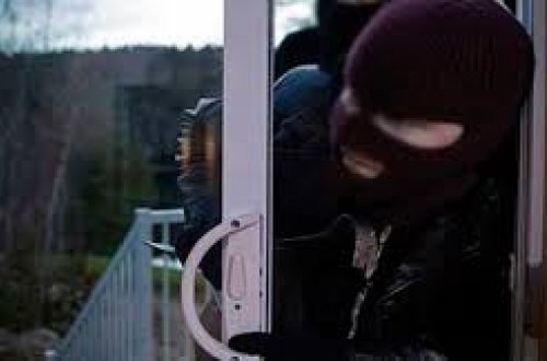 Bakıda qadınların yaşadığı evə gecə saatlarında basqın edilib