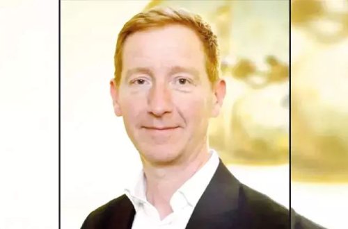 Britaniya diplomat müharibə cinayətlərində şərik olmamaq üçün istefa verib