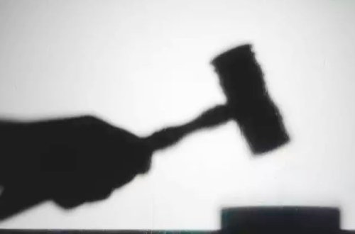 Taylandda özünü kraliça kimi göstərən fəala 2 il həbs cəzası verilib