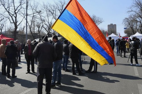 Belarusun İrəvandakı səfirliyi qarşısında aksiya keçirilib, binaya pomidor, yumurta atılıb