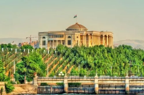 Tacikistanda bütün xarici geyimlər qadağan edildi