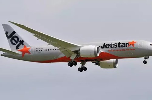 Avstraliyalı sərnişin təcili çıxış qapısını açaraq təyyarədən düşüb