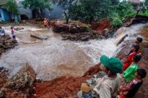 İndoneziyada daşqınlar və torpaq sürüşmələri nəticəsində azı 7 nəfər ölüb