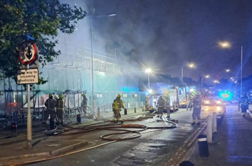 Londonda baş verən yanğından sonra 100-dən çox insan təxliyə edildi