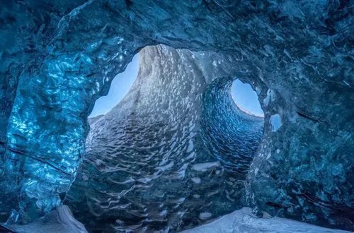 İslandiyada buz mağarası çöküb