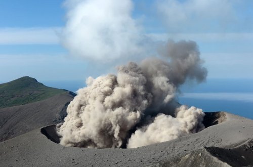 Kuril adalarında yerləşən Ebeko vulkanı yenidən püskürüb