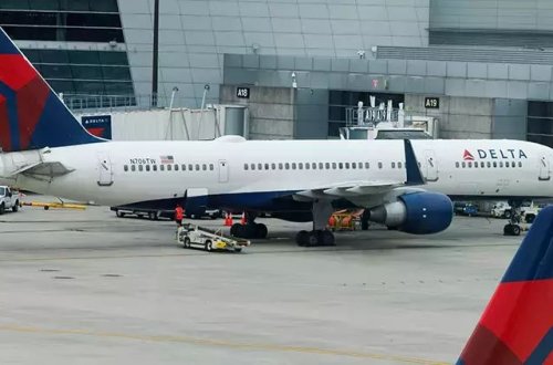 Təyyarənin təkəri dəyişdirilən zaman partladı: 2 ÖLÜ