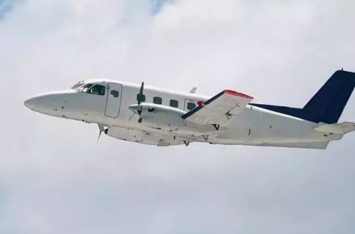 ABŞ-da təyyarə magistral yola endikdən sonra avtomobilə çırpılıb