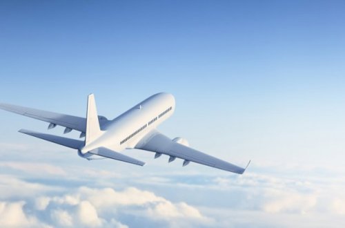 Təyyarə Bakıda təcili eniş etdi - Sərnişin öldü