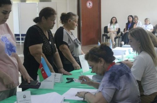 Nizami rayonunda səsvermə başladığı saatdan seçicilərin yüksək aktivliyi müşahidə olunur-FOTOLAR