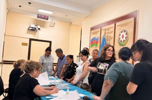 23 saylı seçki dairəsinin 37 saylı seçki məntəqəsində yüksək seçici fəallığı müşahidə olunur-FOTOLAR