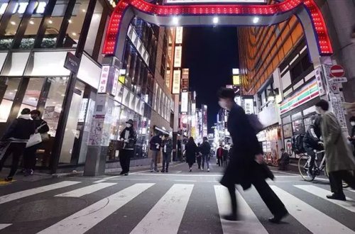 Ticarət mərkəzinin terrasından tullanan tələbə piyadanın üstünə yıxılıb