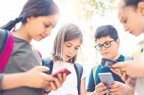 Yunanıstan məktəblərdə mobil telefonları qadağan edir