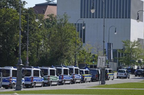 Münhendə silahlı şəxs polis tərəfindən güllələnib