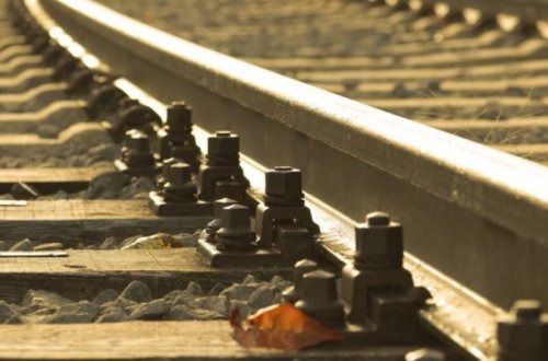 Azərbaycanda qatar yoluna çıxan körpə son anda xilas edildi - Həssas görüntülər - VİDEO