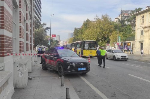 İstanbulda polis maşını səkidə gedən 2 qadını vurdu