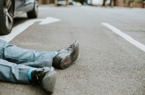 Bakıda avtomobil 15 yaşlı gənci vurub