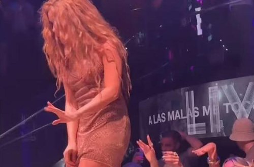 Səhnəyə qısa geyimdə çıxan Şakira kişilərin bu hərəkətini görüb konserti tərk etdi - FOTO