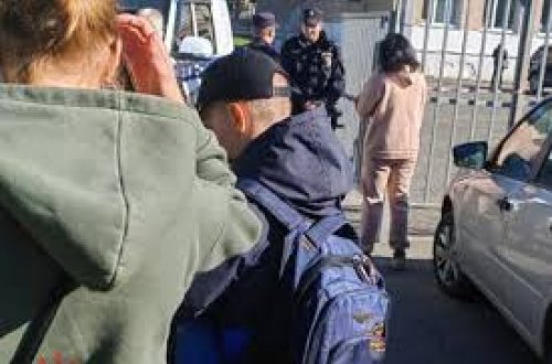 Rusiyalı məktəbli sinif yoldaşlarına çəkiclə hücum etdi: Yaralananlar var