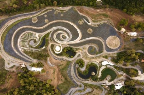 Bosniya və Herseqovinadakı parkın mənzərəsi Vinsent van Qoqun unikal əsəri olan 