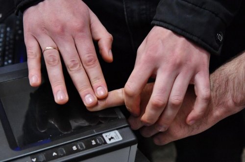 В аэропортах Москвы вводят фото- и дактилоскопическую проверку иностранцев