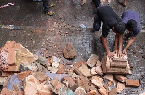 В столице Индии при обрушении дома четыре человека погибли и 14 пострадали