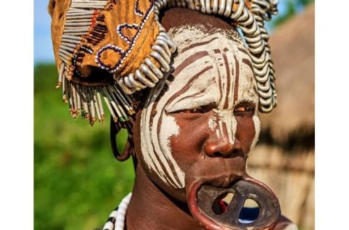 Dünyanın ən təhlükəli qəbiləsi! Onlar qonaqlarını qurban verir, sümüklərini aksesuar kimi istifadə edirlər