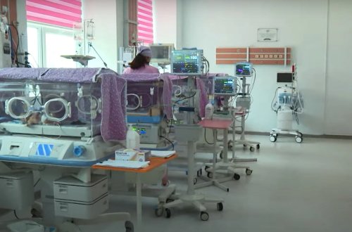 Bakıda çəkisi 800 qram olan körpə doğuldu - VİDEO