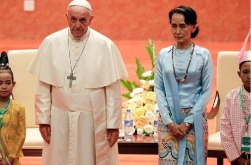 Papa devrilmiş liderə sığınacaq təklif edir