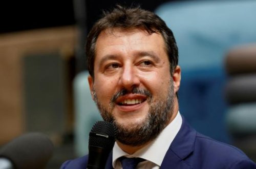 İtaliyada mühacirləri saxlamağa mühakimə olunan baş nazir müavini bəraət almasını ümid edir