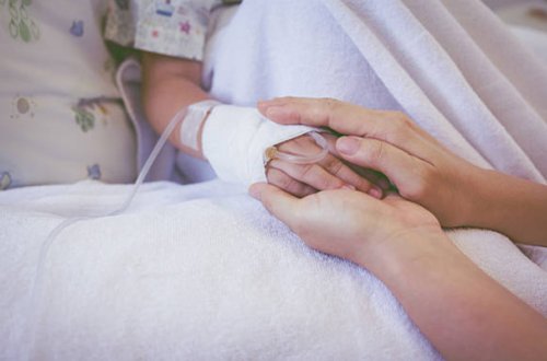 5 yaşlı qızın üzərinə dəmir qapı düşdü, vəziyyəti ağırdır