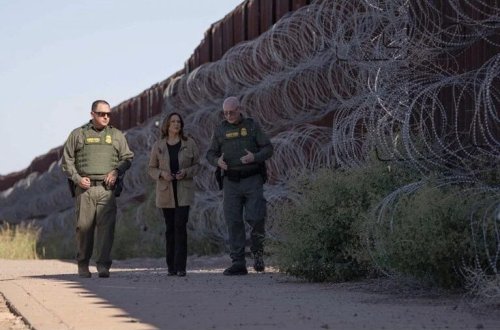 Harris Meksika sərhədində: 