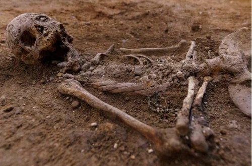 Fransada orta əsrlərə aid lahitlər tapılıb