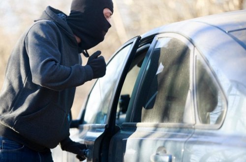 Binədə avtomobildən 20 min manatdan çox pul oğurlanıb