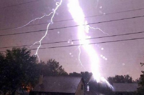 Azərbaycanda evə ildırım düşdü - dağıntı var - FOTO