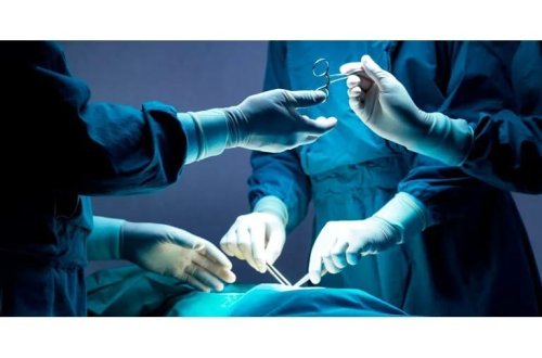 İngiltərədə cərrahiyyə qalmaqalı: Neştər tapa bilmədi, İsveçrə ordusu bıçağından istifadə etdi!