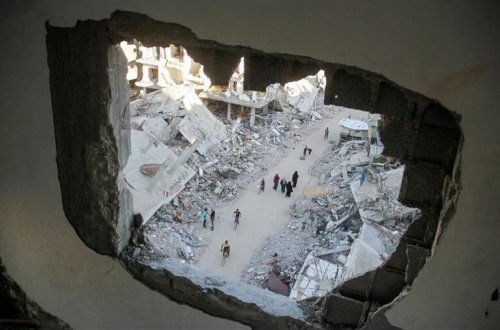 Bir il müharibə: Qəzzada həyat dağıntılar altında