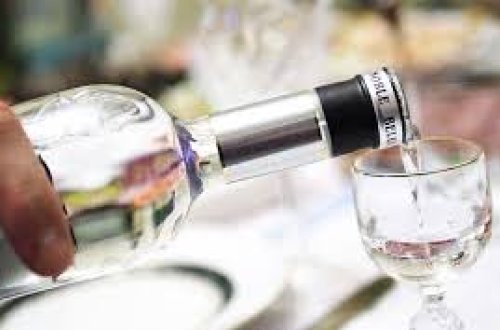 Rusiyada uşaqlar spirtli içki içdikləri üçün valideynlər cəzalandırıla bilər