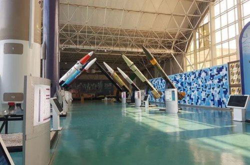 İran İsraili vuran raketləri nümayiş etdirib