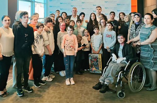 Leyla Əliyeva kəpənək və ixtioz xəstəliyindən əziyyət çəkən uşaqlarla görüşdü - Fotolar