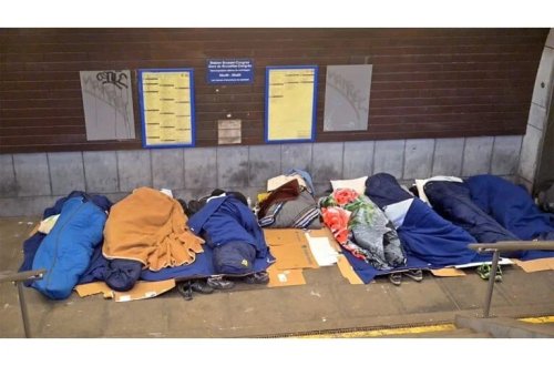 Avropanın evsiz uşaqları: Səhiyyə xidmətlərinə müraciət edə bilmirlər, məktəbə gedə bilmirlər