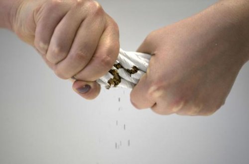 Tədqiqat: 75 yaşında da siqareti atmaq ömrü uzalda bilər